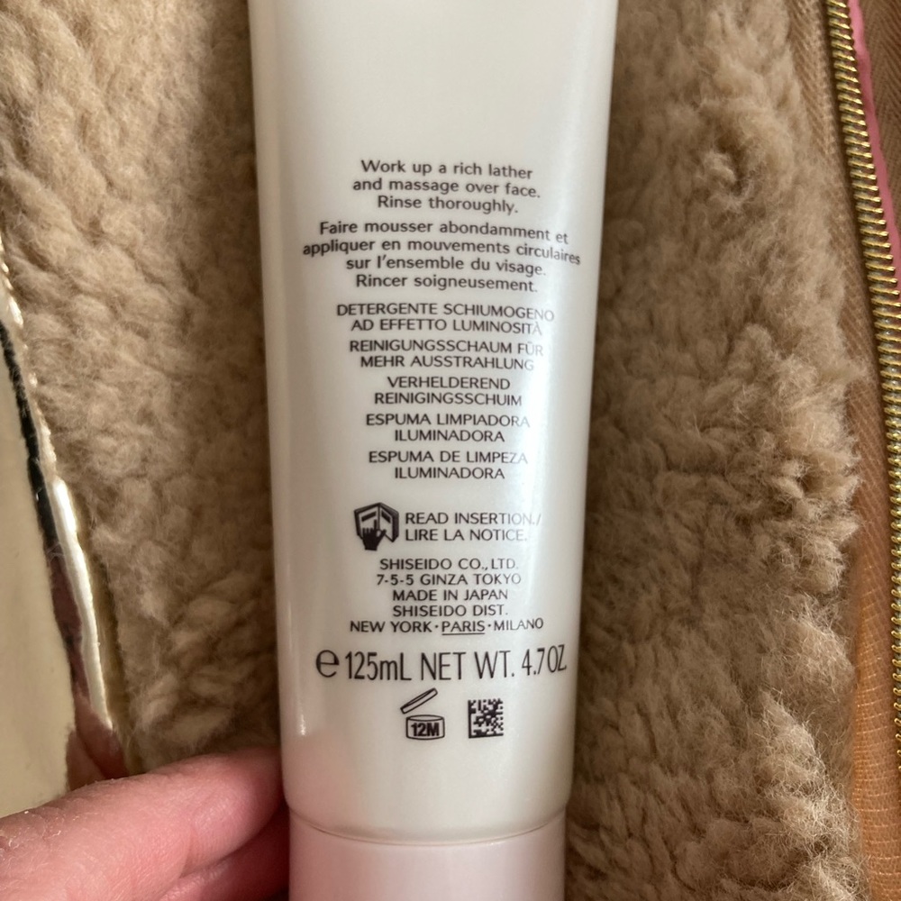 Shiseido White Lucent brightening cleansing foam. Facial cleanser. New